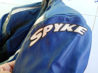 Mono de moto Spyke azul y negro