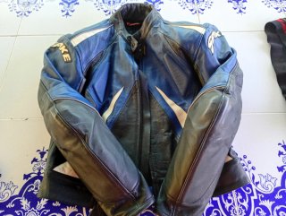 Mono de moto Spyke azul y negro