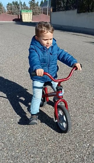 Bicicleta de equilibrio roja para niño