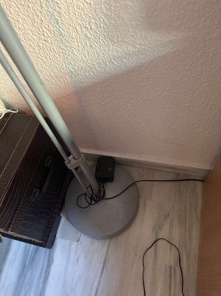 Lámpara de pie de hierro negra y madera