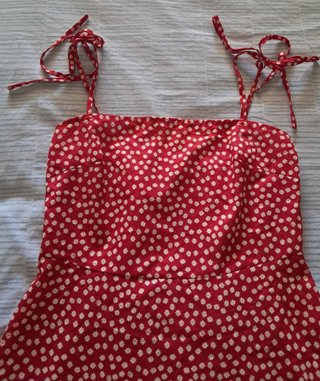 Vestido rojo con estampado de flores blancas