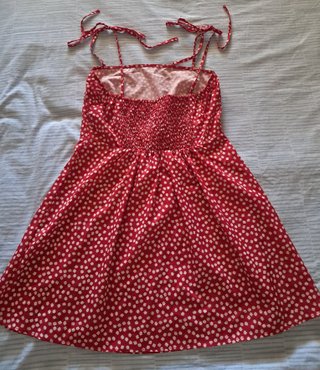 Vestido rojo con estampado de flores blancas