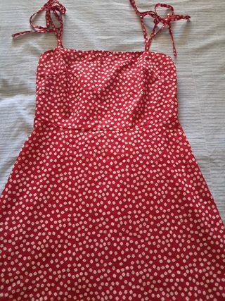 Vestido rojo con estampado de flores blancas