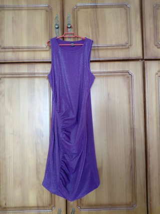 Vestido morado brillante con fruncido