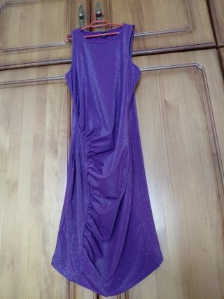 Vestido morado brillante con fruncido