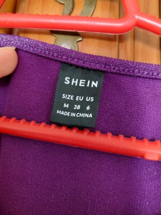 Vestido morado brillante con fruncido