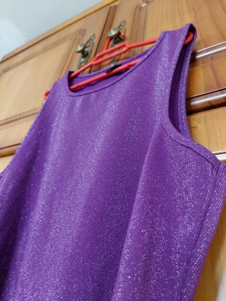 Vestido morado brillante con fruncido