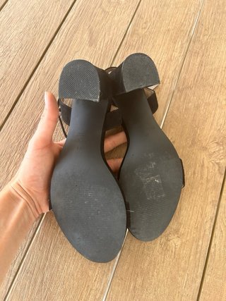 Sandali neri con tacco e dettagli floreali