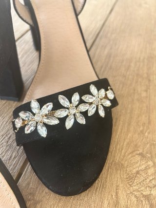 Sandali neri con tacco e dettagli floreali