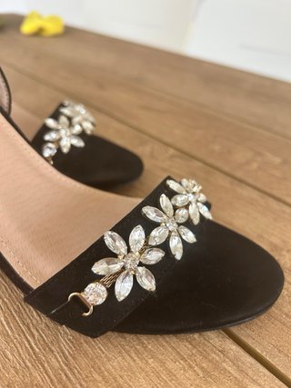 Sandali neri con tacco e dettagli floreali