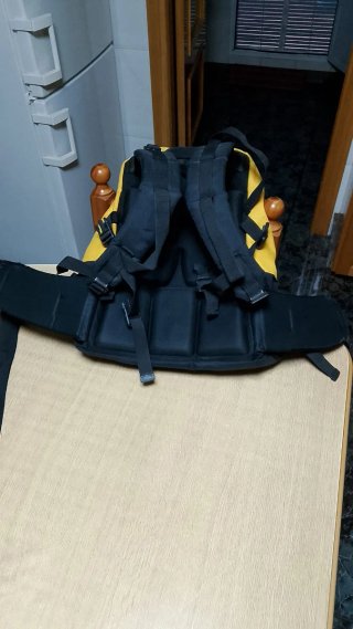 Mochila de montaña negra y amarilla