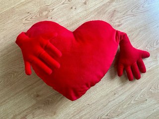 Cuscino a forma di cuore con braccia Ikea