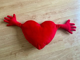 Cuscino a forma di cuore con braccia Ikea