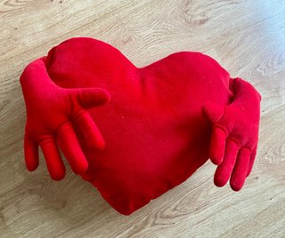 Cuscino a forma di cuore con braccia Ikea