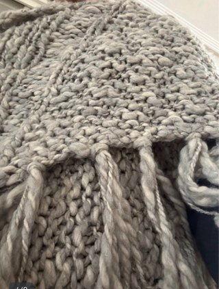 Chal tejido gris y blanco con flecos
