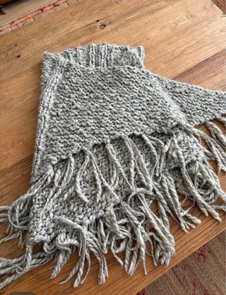 Chal tejido gris y blanco con flecos