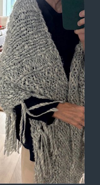 Chal tejido gris y blanco con flecos