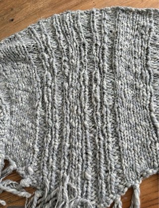 Chal tejido gris y blanco con flecos