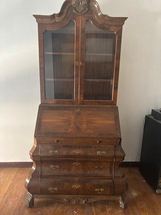 Armario antiguo de salón con vitrina
