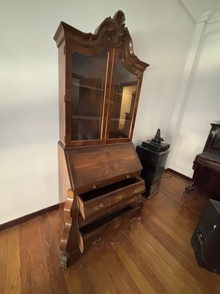 Armario antiguo de salón con vitrina