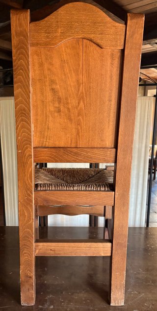 Silla de madera maciza con asiento de mimbre