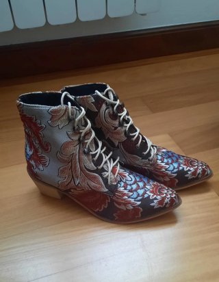 Botines bordado floral estilo bohemio.