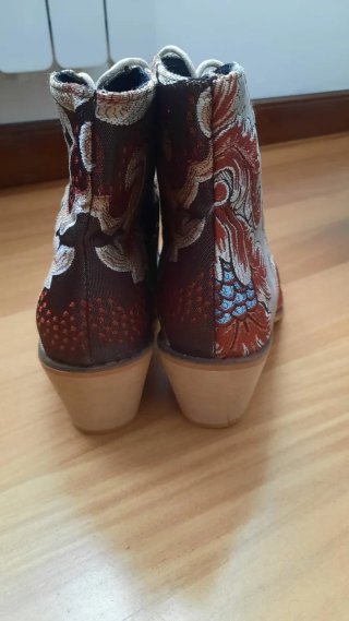Botines bordado floral estilo bohemio.