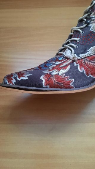 Botines bordado floral estilo bohemio.