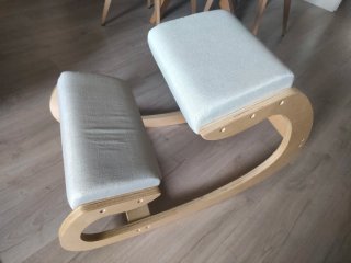 Silla ergonómica de rodillas madera y tela.