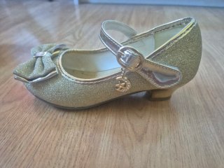Zapatos de princesa dorados con lazo