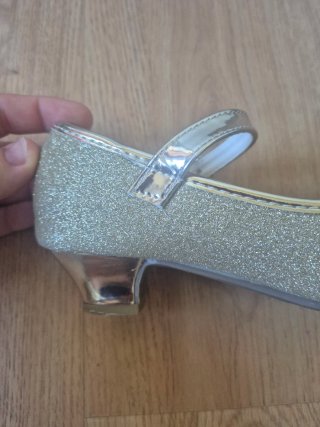Zapatos de princesa dorados con lazo