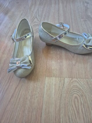 Zapatos de princesa dorados con lazo