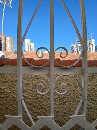 Puerta de hierro con marco