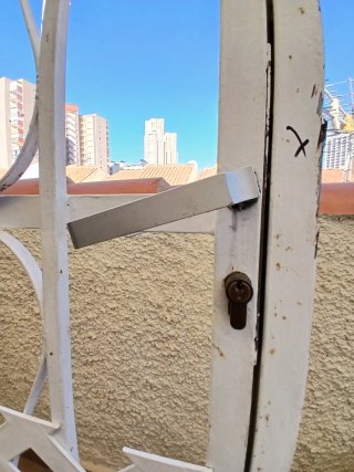 Puerta de hierro con marco