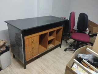 Estanterías y mostrador de madera y mármol.