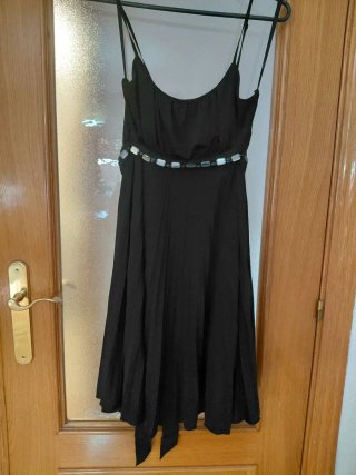 Vestido negro con cinturón y pedrería