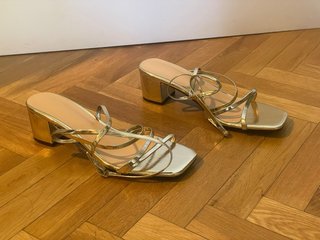 Sandalias doradas tacón grueso talla 40