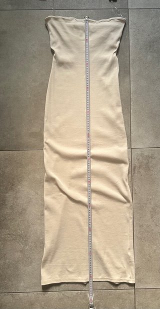 Abito lungo spalle scoperte beige