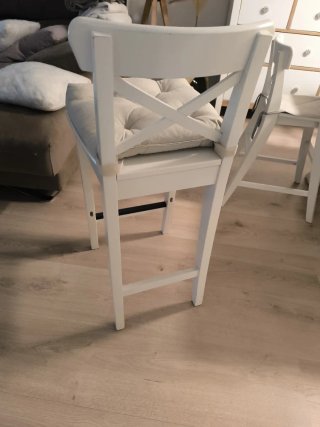Taburete de madera beige y blanco