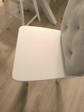 Taburete de madera beige y blanco