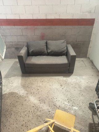 Sofá gris de tela