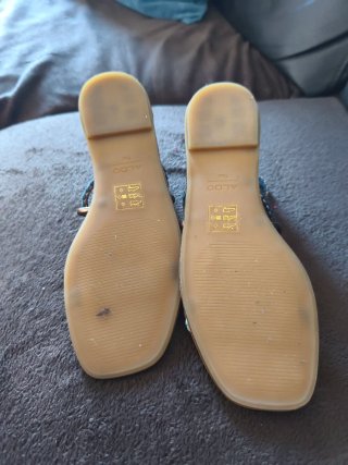Sandalias planas Aldo beige y doradas