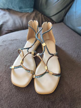 Sandalias planas Aldo beige y doradas