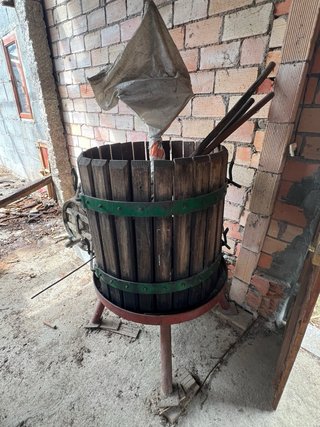 Prensa de vino antigua de madera