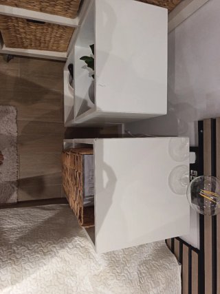 Estanterías blancas y de mimbre