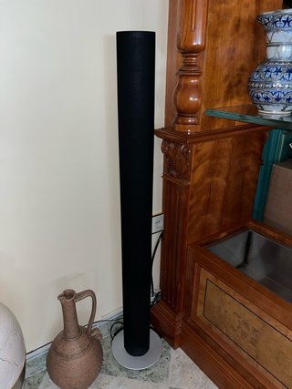 Altavoz plata y negro Bang & Olufsen