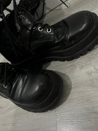Botas Stradivarius negras con cordones y hebillas