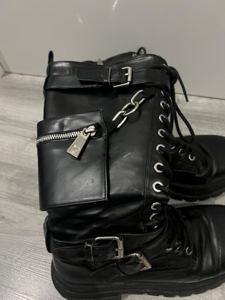 Botas Stradivarius negras con cordones y hebillas