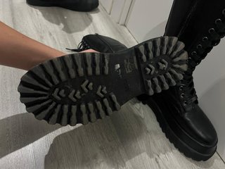 Botas Stradivarius negras con cordones y hebillas