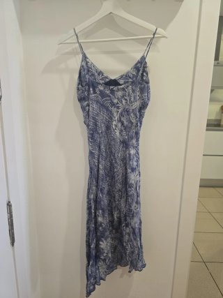 vestido azul con estampado blanco
